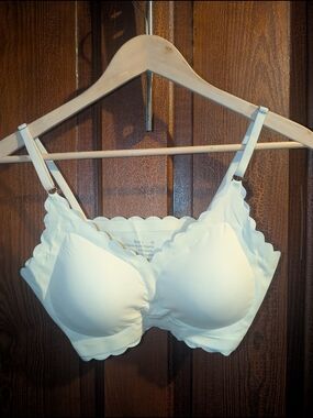 Ivory Scallop-Edge Wireless Bra - (Brand Unspecified) L